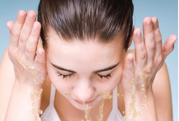 Dùng nước muối sinh lý rửa mặt có tác dụng gì?