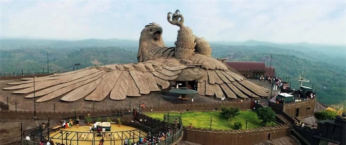 Bức tượng chim đá khổng lồ trên núi cao mất 10 năm xây dựng hút khách 1