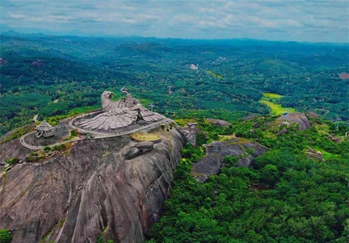 Bức tượng chim đá khổng lồ trên núi cao mất 10 năm xây dựng hút khách 4
