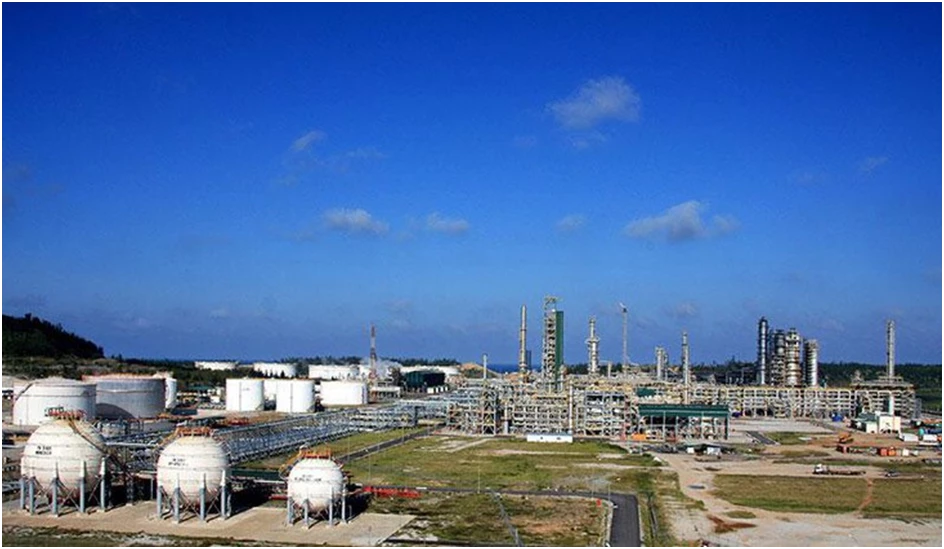 Quy mô của nhà máy lọc dầu Dung Quất thuộc Công ty cổ phần Lọc hóa dầu Bình Sơn.