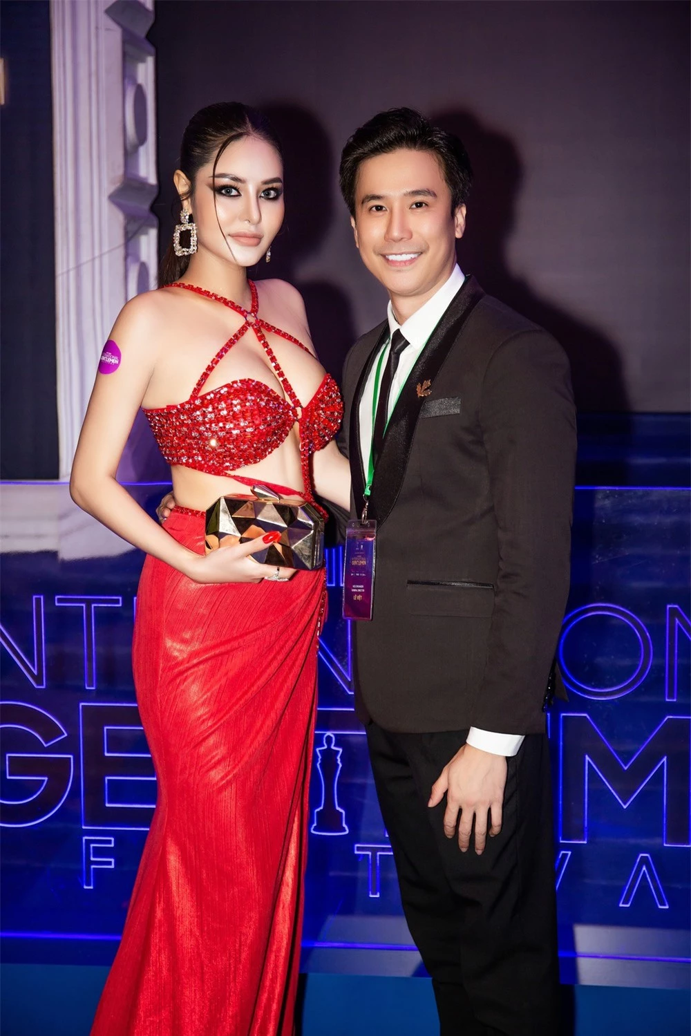 Hoa hậu Di Khả Hân khoe sắc vóc với đầm đỏ - Ảnh 6.