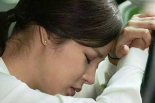 Tạt qua vài khu phố mua đồ sơ sinh, chết lặng thấy em kết nghĩa ôm chặt cứng chồng đi ra từ nhà nghỉ