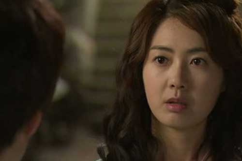 Chết lặng thấy cô hàng xóm ngày nào cũng sang "an ủi" chồng trong lúc vợ ở cữ nhà ngoại