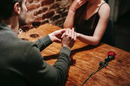 Không cưỡng lại được hấp dẫn từ cô thư ký trẻ, chồng đòi ly hôn rồi đuổi vợ ra khỏi nhà, vợ bình thản làm một điều mà chồng có chết cũng không ngờ tới