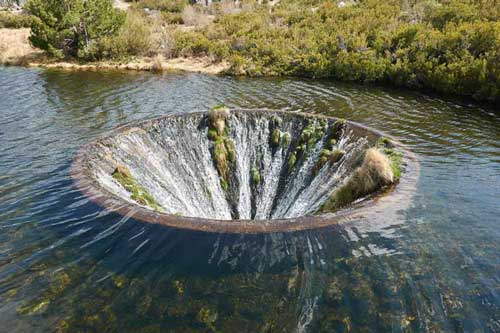 Hố nước sâu hun hút được ví như “đường đến địa ngục”