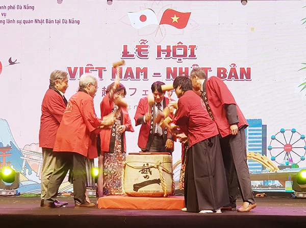 Thực hiện nghi thức đập chum rượu sake khai mạc Lễ hội Việt Nam - Nhật Bản 2022