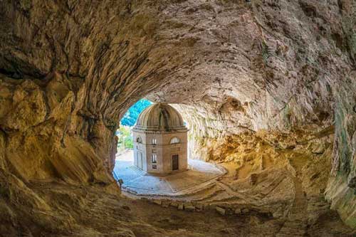 Ngôi đền tuyệt đẹp được ví như “viên ngọc ẩn trong đá”, từng là nơi trú ẩn của người dân