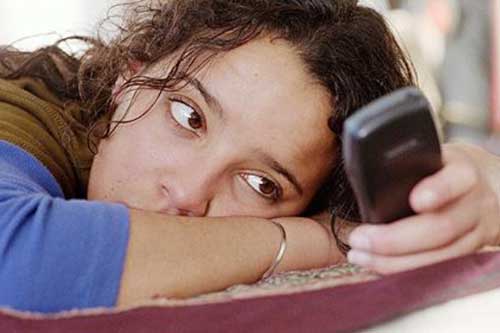 Đóng giả tình cũ nhắn tin "mời gọi" chồng và cái kết không thể thú vị hơn