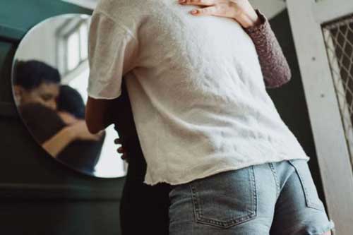 Phát hiện nhà bị trộm khoắng sạch chồng tìm vợ khắp nơi không được, lân la sang hàng xóm hỏi thăm thì nghẹn họng vì nhìn thấy điều này