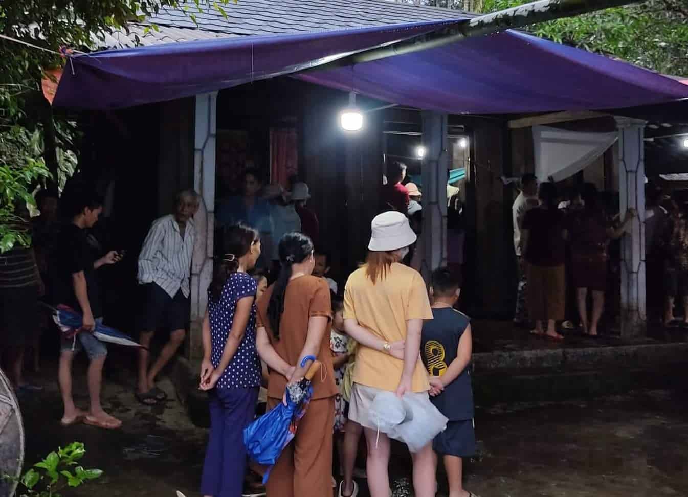 Đi lấy mật ong trên vách đá, người đàn ông tử vong