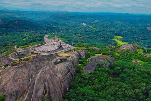 Bức tượng chim đá khổng lồ trên núi cao mất 10 năm xây dựng hút khách