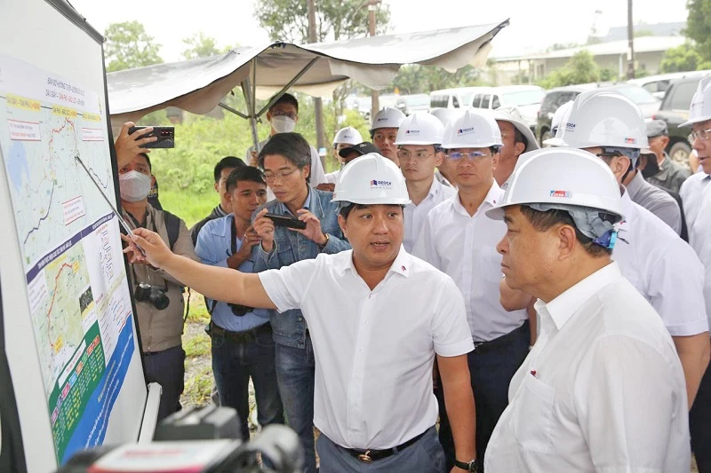 Ông Hồ Minh Hoàng - Chủ tịch HĐQT Tập đoàn Đèo báo cáo tình hình triển khai dự án Tân Phú - Bảo Lộc.