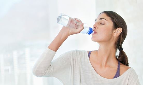 Uống nước sai cách khiến bạn bị hỏng thận