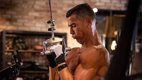 Hết chỗ dung thân, Ronaldo lao vào tập luyện để trở lại MU