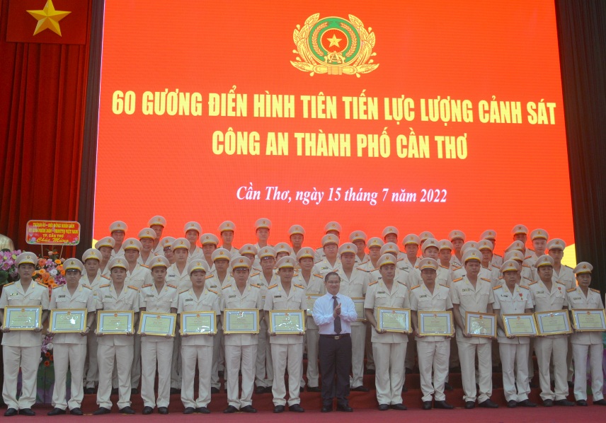 Chủ tịch UBND TP Cần Thơ đã tặng bằng khen cho 59 cá nhân thuộc Công an TP Cần Thơ đã có thành tích xuất sắc trong xây dựng lực lượng Cảnh sát nhân dân.