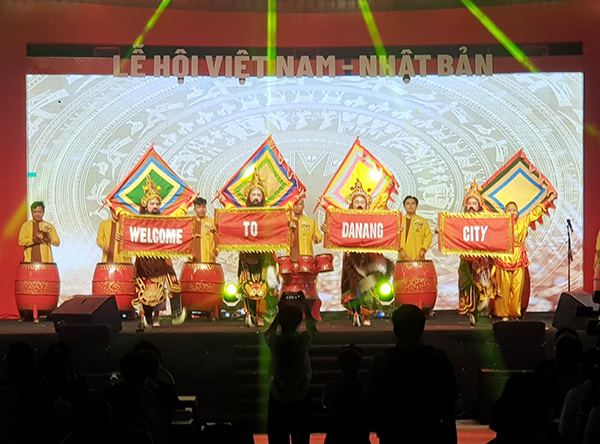 Các nghệ sĩ Nhà hát Tuồng Nguyễn Hiển Dĩnh chào đón du khách đến với TP Đà Nẵng