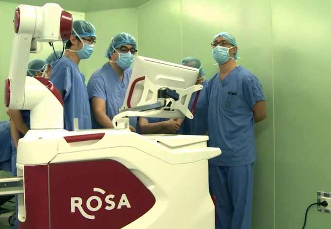 Robot Rosa phẫu thuật thần kinh trong một lần được sử dụng năm 2017. Ảnh:Bệnh viện Bạch Mai