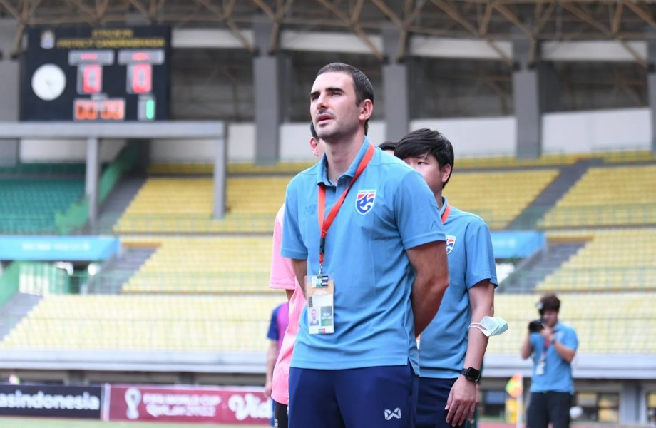 HLV Thái Lan xin lỗi CĐV nhà vì để thua Việt Nam