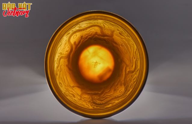 Kỳ diệu chiếc bát siêu mỏng của Hoàng thành Thăng Long: Ánh sáng xuyên qua, soi thấy rồng