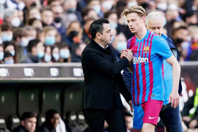 Frenkie De Jong tiến thoái lưỡng nan tại Barcelona