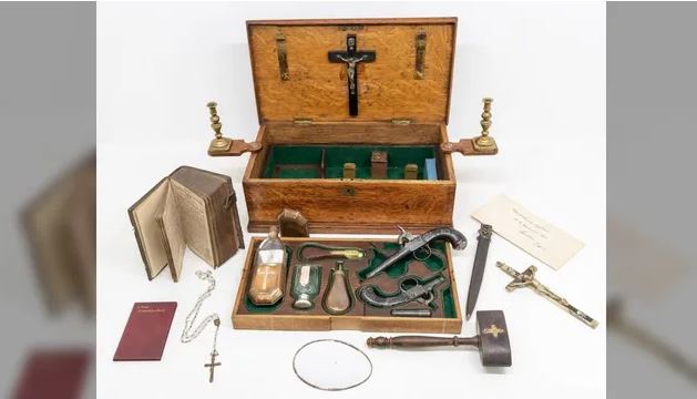 Thùng đồ nghề "diệt ma cà rồng" được bán đấu giá 15.600 USD