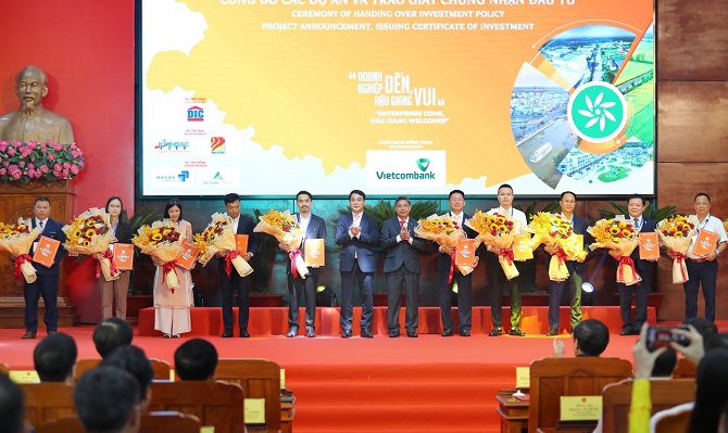 Hậu Giang: Trao chứng nhận đầu tư cho 12 dự án với tổng số vốn lên tới 19.000 tỷ đồng