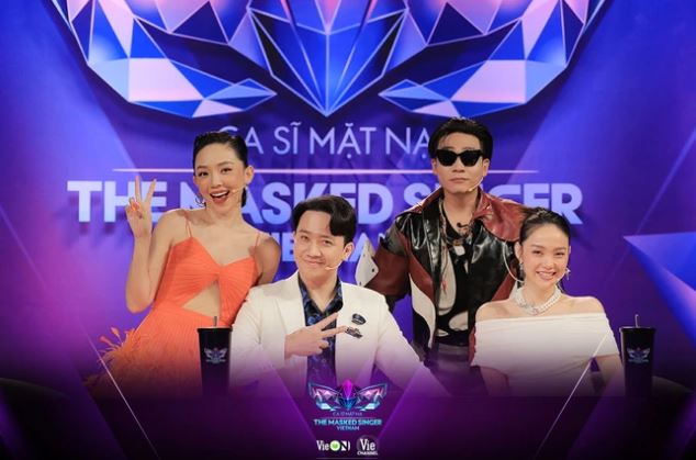 Ca sĩ mặt nạ tập 1: Minh Hằng tái xuất xinh đẹp, trả lời ngây ngô khiến ai nấy bật cười