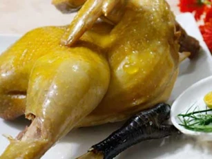 Đừng chỉ luộc gà bằng nước lã: Lấy 1 nắm muối làm theo cách này gà chín vàng, ngọt thịt gấp đôi