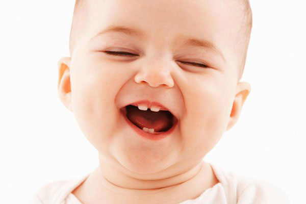 Dấu hiệu trẻ mọc răng sữa bố mẹ cần biết