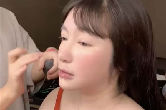 Elly Trần lộ mặt mộc sưng húp, thân hình tròn lẳn, bị đồn đoán mang bầu lần 3