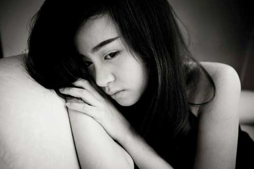 Đêm tân hôn, tôi chết lặng, nước mắt đầm đìa khi bóc món quà người yêu cũ của chồng gửi tặng