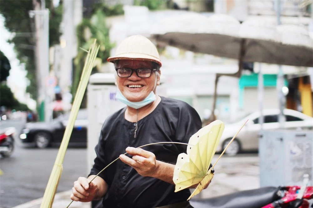 Cào cào lá dừa giữa Sài Gòn: Người bán không vì mưu sinh, chỉ muốn gìn giữ kí ức tuổi thơ - Ảnh 1.