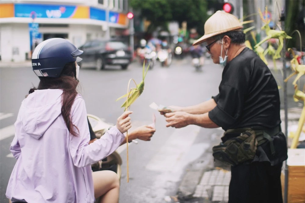 Cào cào lá dừa giữa Sài Gòn: Người bán không vì mưu sinh, chỉ muốn gìn giữ kí ức tuổi thơ - Ảnh 4.