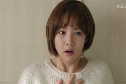 Vừa vui vẻ với sếp xong thì hoảng hồn thấy vợ anh lóp ngóp chui ra từ gầm giường và cái kết