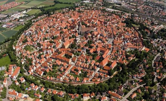 Thị trấn đặc biệt được dát từ 72.000 tấn kim cương, đâu đâu cũng là đá quý nhưng không ai nhìn được