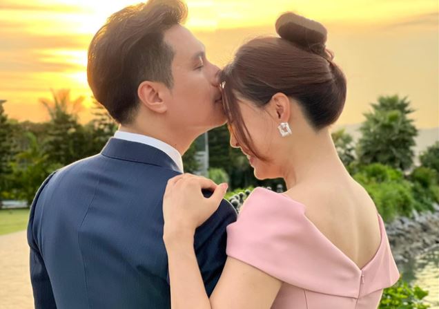 Việt Anh tình tứ hôn Hồng Diễm giữa bối cảnh lãng mạn