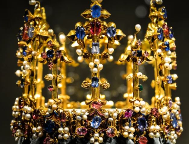 Chiếc vương miện cổ nhất của nước Anh, trải qua biết bao thế kỷ thăng trầm, vẻ đẹp hiện tại vẫn gây trầm trồ kinh ngạc