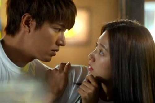 Trong cơn say tình, tỉnh dậy tôi đau đớn khi thấy mình "không mảnh vải che thân" bên cạnh bạn thân của chồng