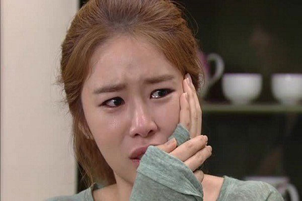 Vợ sốc nặng khi biết sự thật chồng nói dối ở lại công ty tăng ca để đưa bồ trẻ đi du lịch biển