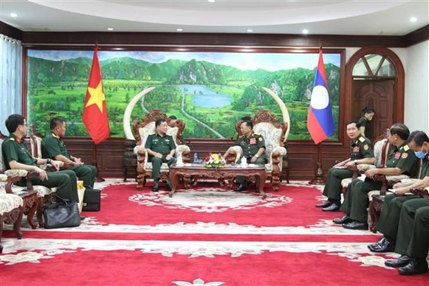 Vietnamese Deputy Minister of National Defence Senior Lieutenant General Hoang Xuan Chien (left) and Lao Deputy Prime Minister and Defence Minister General Chansamone Chanyalath.