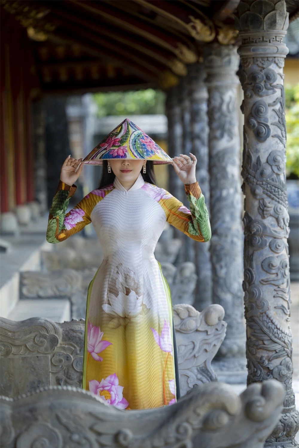 Hoa hậu Lý Kim Ngân duyên dáng trong tà áo dài  - Ảnh 1.