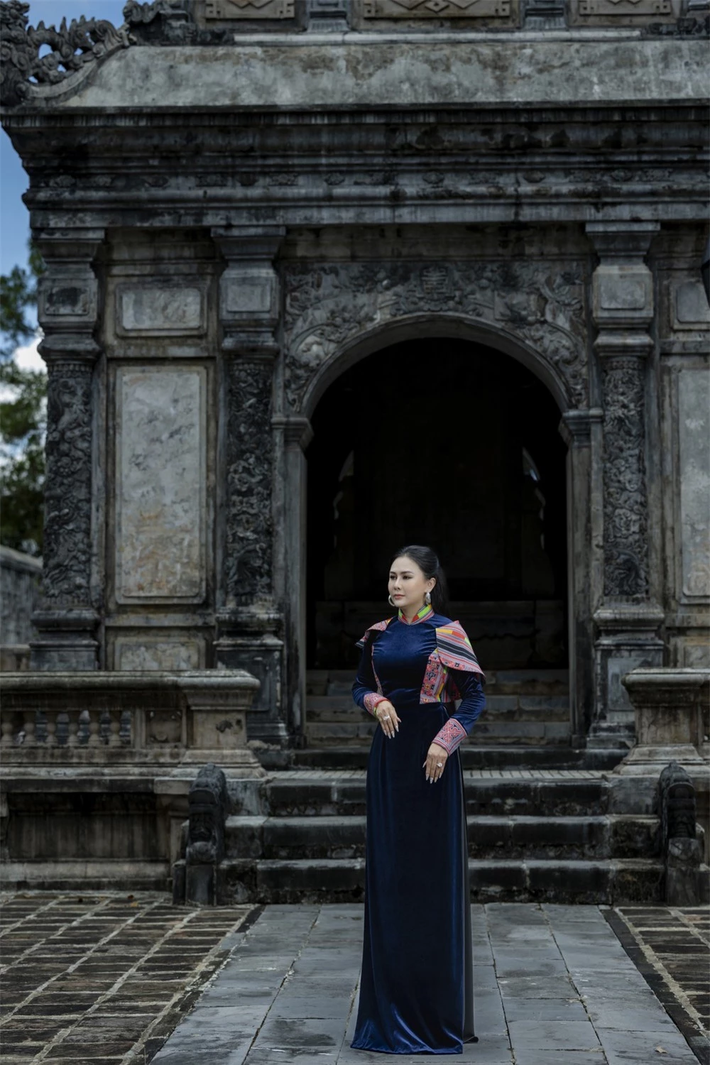 Hoa hậu Lý Kim Ngân duyên dáng trong tà áo dài  - Ảnh 3.