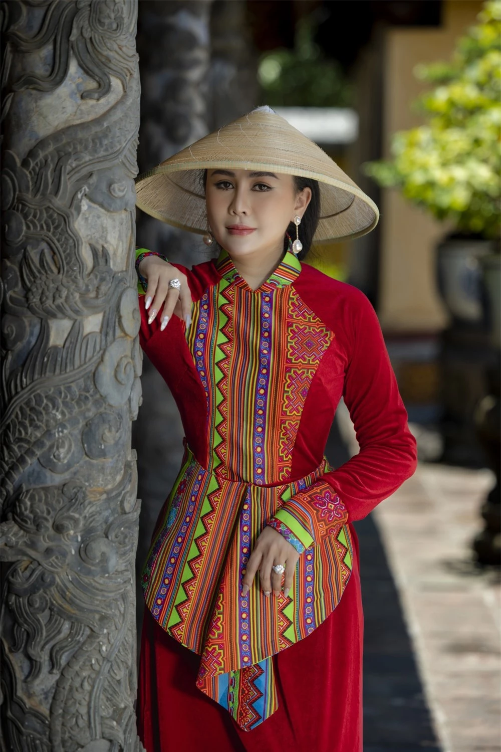 Hoa hậu Lý Kim Ngân duyên dáng trong tà áo dài  - Ảnh 6.
