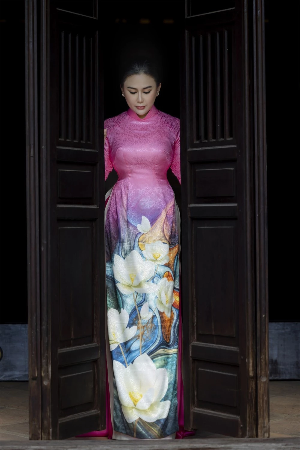 Hoa hậu Lý Kim Ngân duyên dáng trong tà áo dài  - Ảnh 8.
