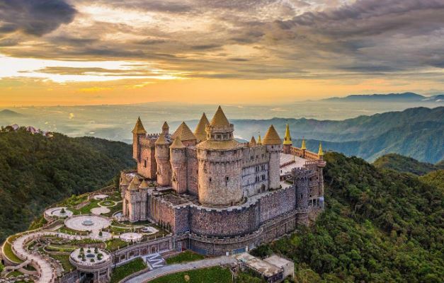 Vì sao Lâu đài Mặt trăng trên đỉnh Bà Nà Hills là nơi “phải đến” khi tới Đà Nẵng hè này?