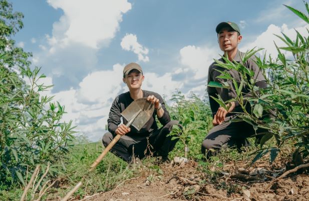Hai chàng trai mang... xẻng đi khắp 63 tỉnh thành để trồng cây