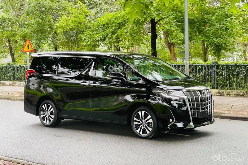 2. Toyota Alphard (doanh số: 37 chiếc). Ảnh: Oto.com.vn