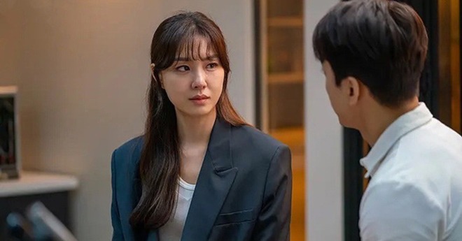 Vội ly hôn để đi lấy chồng mới, mở gói quà tôi khóc không thành tiếng