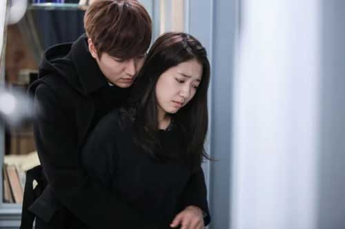 Vợ vừa dẫn người phụ nữ đó bước vào, tôi hốt hoảng, rụng rời như rơi xuống vực sâu thăm thẳm