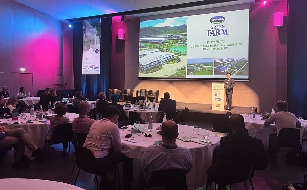  Đại diện của Vinamilk chia sẻ về câu chuyện của “Green Farm” tại hội nghị sữa toàn cầu diễn ra tại Pháp đầu tháng 6/2022.